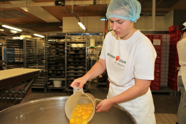 Henrike Fischer beim Eier aufschlagen