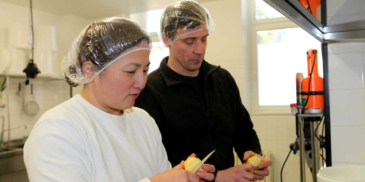 Kenko-Brands-Gründerin Zhen Yuan Wang und Mitarbeiter Thomas Heyne, Koch und Gründer einer eigenen Pesto-Manufaktur
