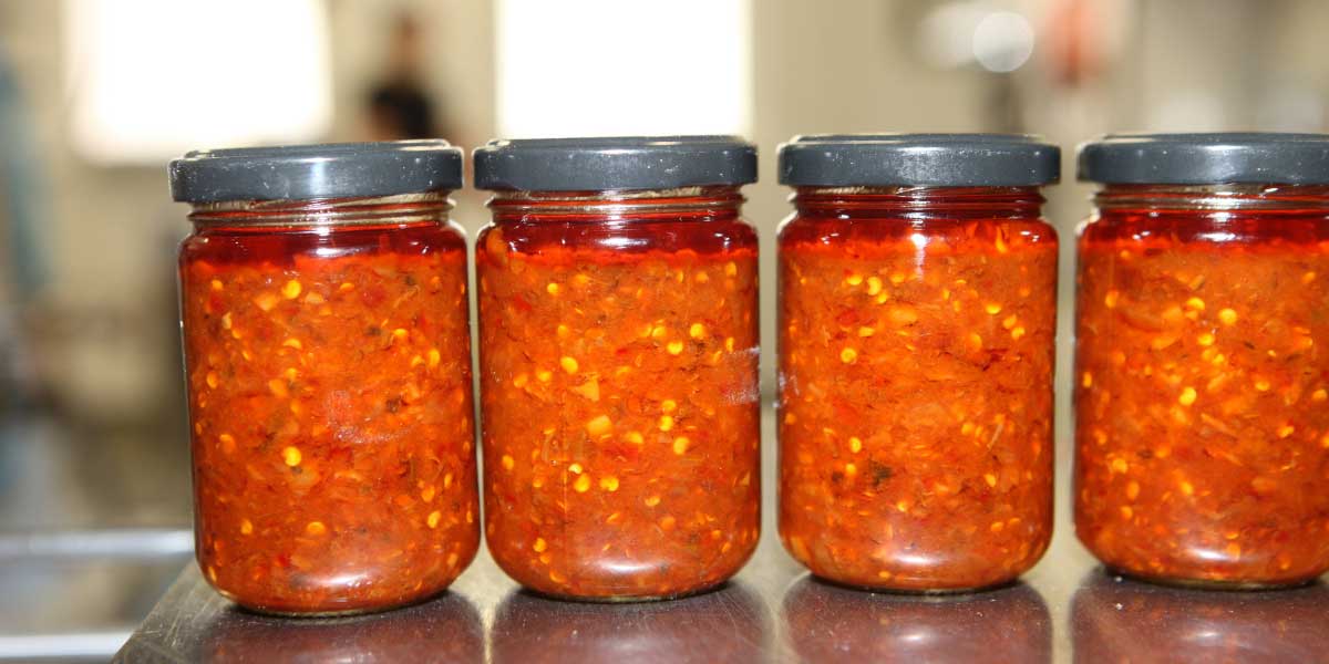 Fertige yuuniva Sauce in Einmachgläsern gefüllt