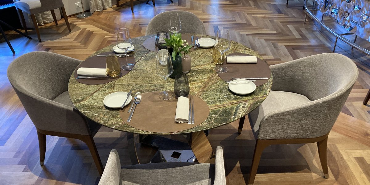 Servietten als Teil eines stimmigen Table Tops: Farbe, Faltung und Material prägen die Atmosphäre und Handschrift eines Restaurants.